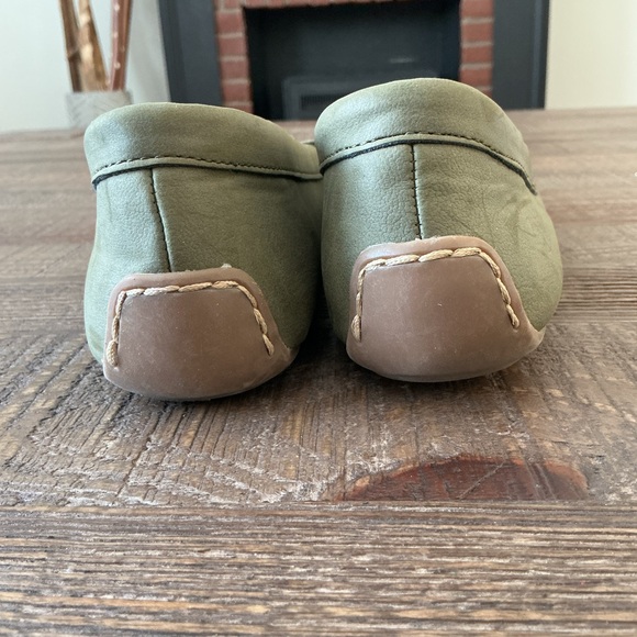 Lucky Brand Olive Green Moccasins with Peace and Heart Charms Size 8 - Picture 4 of 8